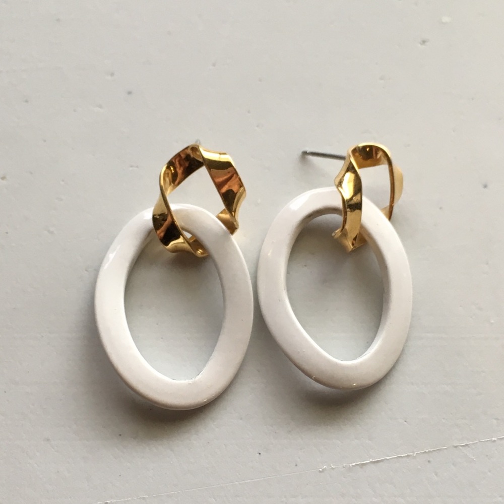 Fun Wavy Oval Earrings - Picture 2 of 4